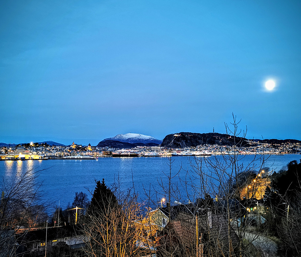 Tilbakeblikk mot Aksla fra Hessaskaret.