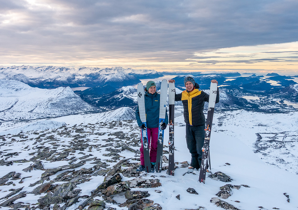 Smiler på tross av snømangel. Tross alt kjekt med tur.