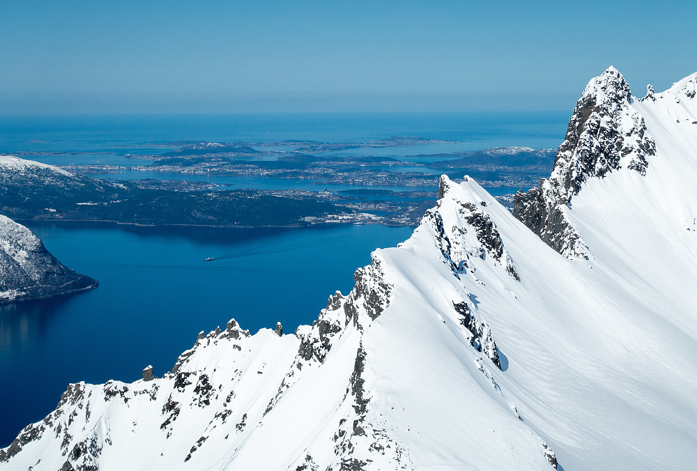 Ålesund dukker opp bak fjelltoppene.