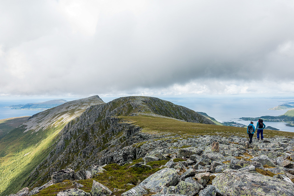 På veg bortover fjellryggen mot Hestehaudet.