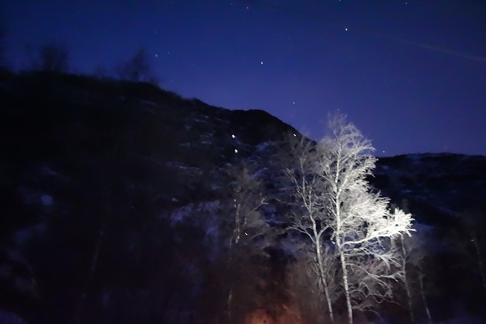 Våre camping naboer midt i rapellen i fjellveggen