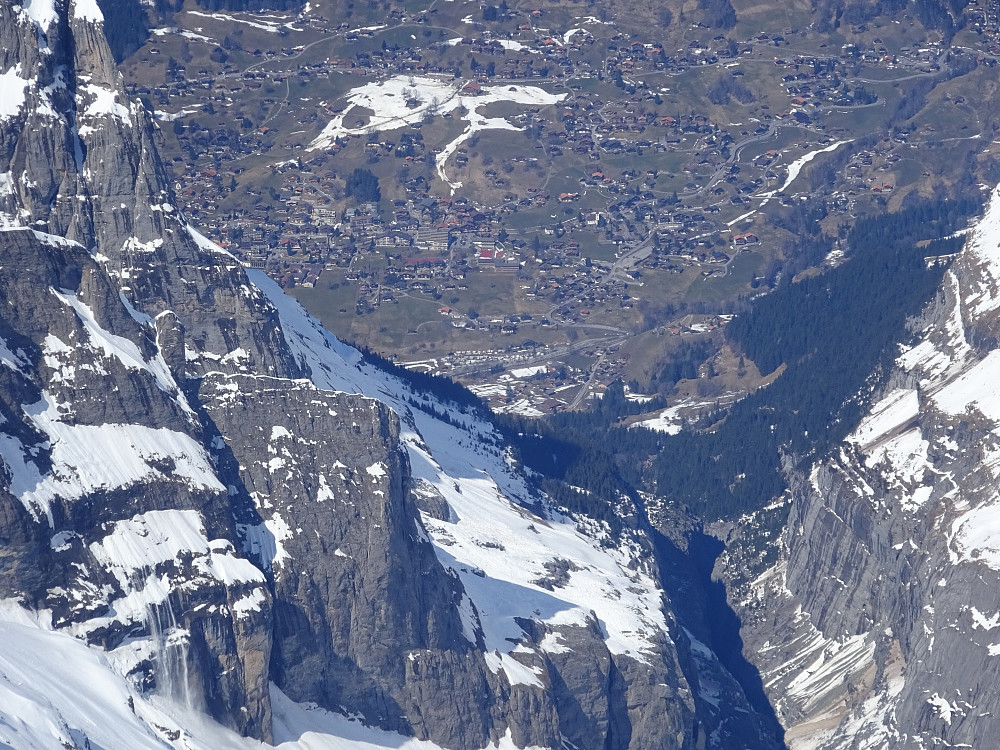 Tiefer Blick in den Frühling von Grindelwald