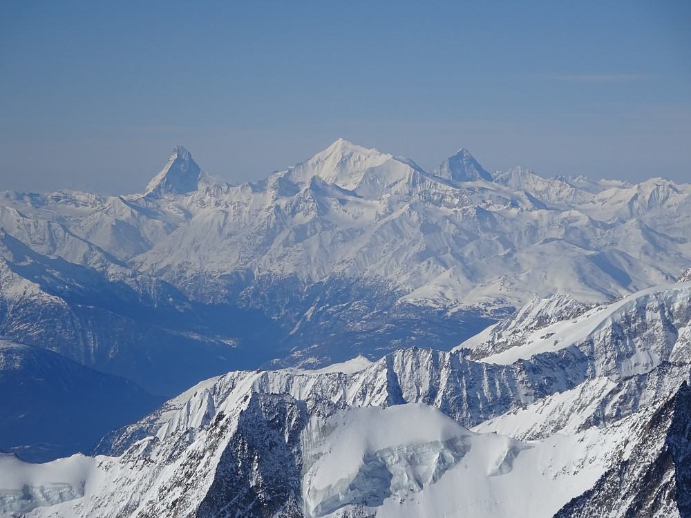 Blick zur Walliser Prominenz: Matterhorn, Weisshorn, Dent Blanche