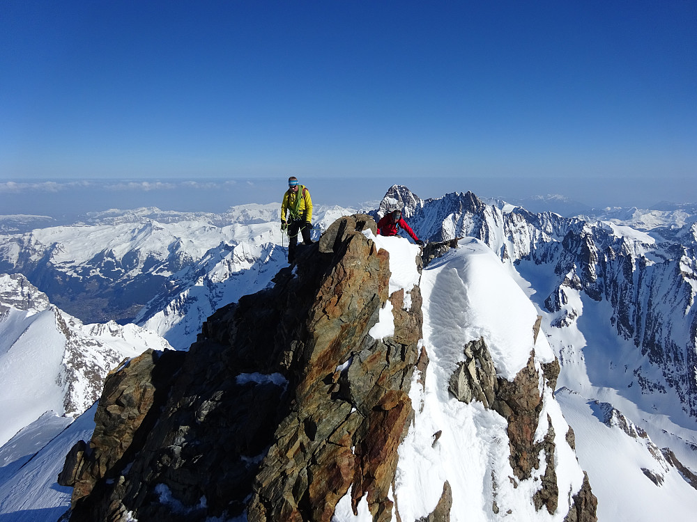 Der Gipfelgrat, Schreckhorn im Hintergrund
