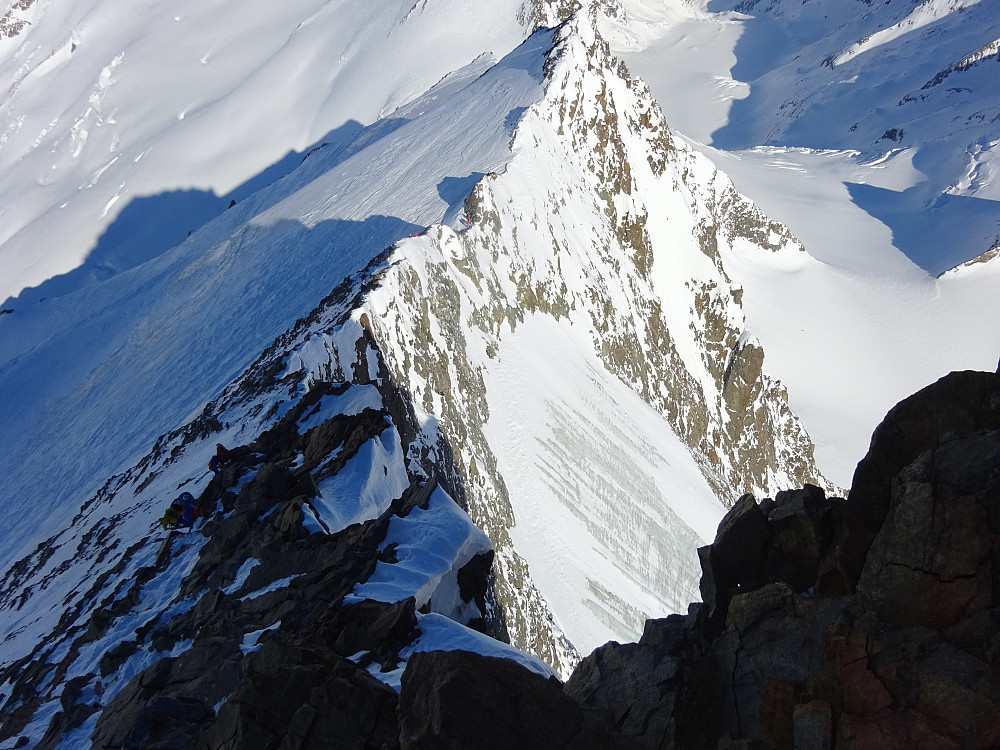 Der Gipfelgrat mit Schiroute links unten