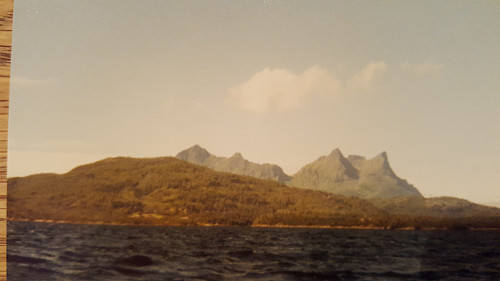 Mektige fjell på Hamarøy...som må bestiges en gang. Vetten blir liten framfor disse.