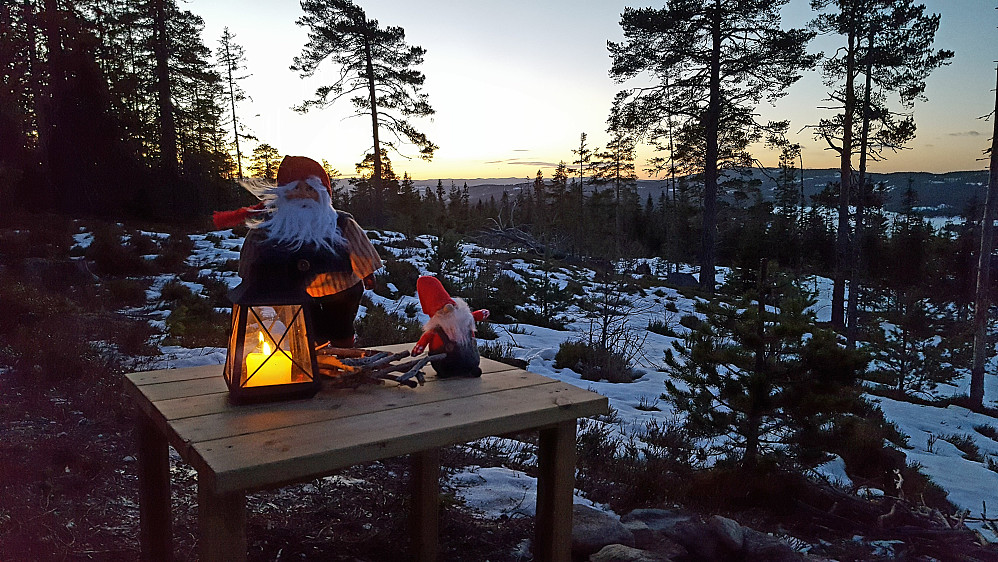 Morgenstemning blant nisser og storfugl en tidlig morgen