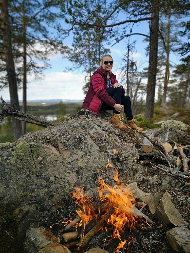 Malin nyter livet i vårskogen