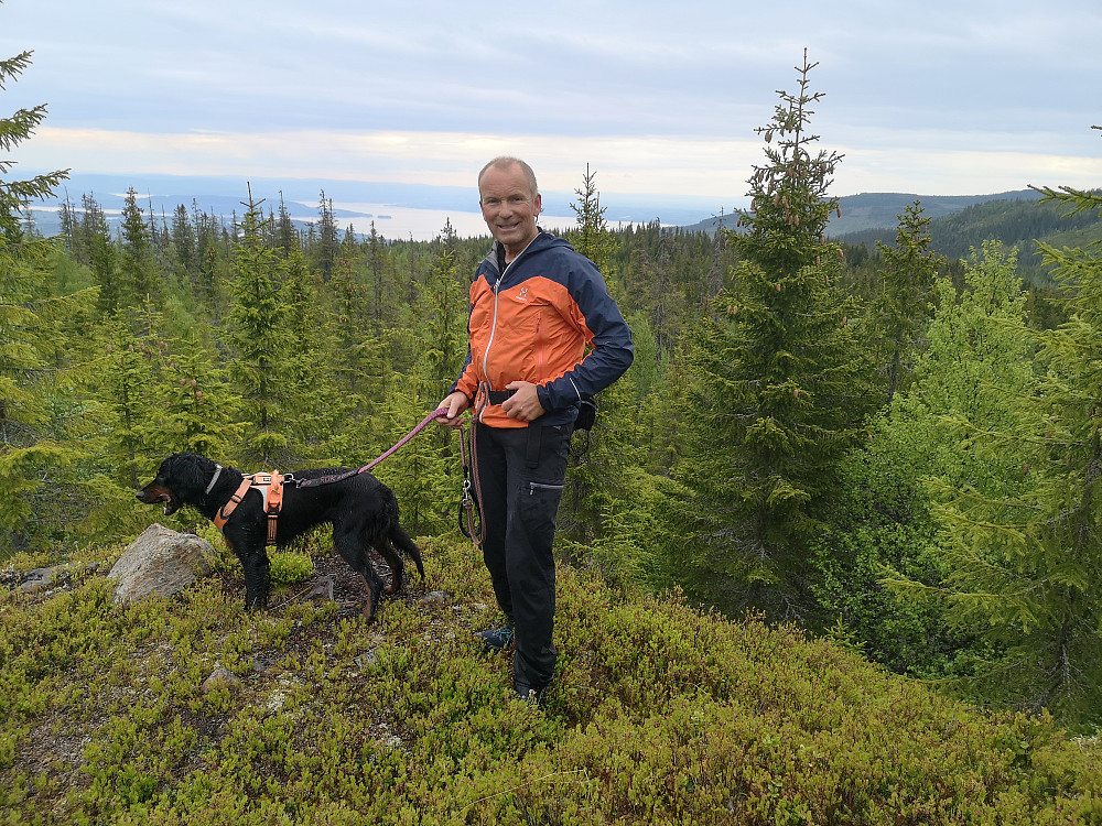 Ved Fodstadvollkampen. Mjøsa bakenfor 