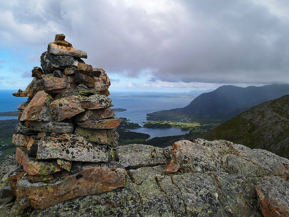 På Digergubben. Utsikt mot Rakvåg og Rørsethornet. 