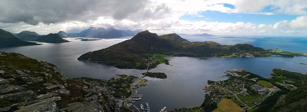 Panorama fra Midsundhornet. Vi ser Midøy midt i bildet med Bløkallen 