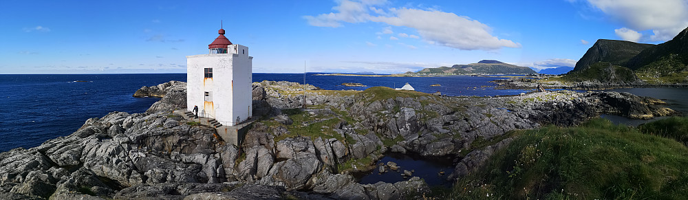 Ulla Fyr.. ytterst på Haramsøya. Skulen (492 moh) på Flemsøya sees, langt bakenfor 