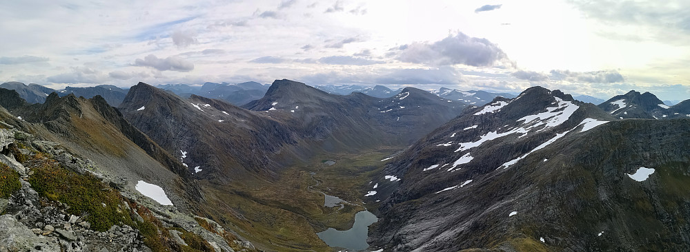 Panorama sørover. Rollbotnskorka (1234 moh) til venstre mener jeg og Grytavasstinden (1328 moh) til høyre. 