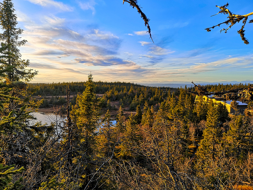 Utsikt mot Rausteinshytta og tjernet. 