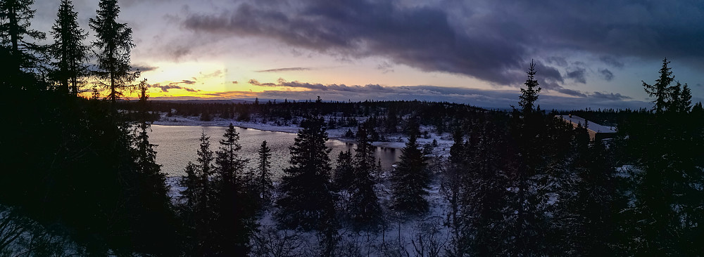 Utsikt fra Torsæterkampen mot Rausteinstjernet og hytta helt til høyre. 