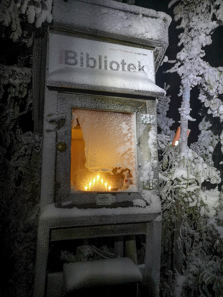 Noen har tent en adventstake på Tjuvåskampen. 
