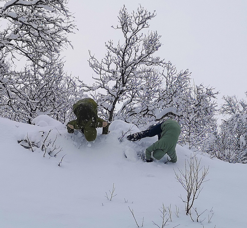 LinnTherese og Lea koser seg i puddersnøen etter turen. 