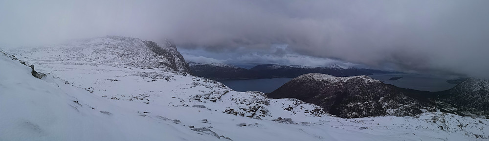 Utsikten fra turen ned fra Urdfjellet.Rekdalshesten videre mot venstre i venstre billedkant. Nede i høyre del av bildet ser vi Snaufjellet (479 moh) 