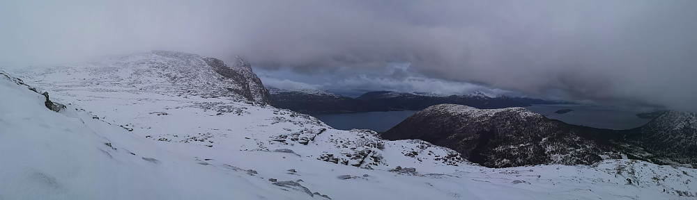 Utsikten fra turen ned fra Urdfjellet.Rekdalshesten videre mot venstre i venstre billedkant. Nede i høyre del av bildet ser vi Snaufjellet (479 moh)