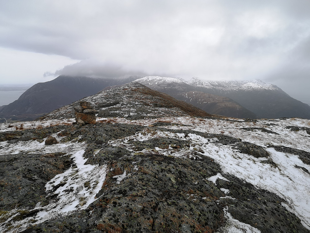 Utsikt mot Hestøre.. og Rørsethornet langt bakenfor 