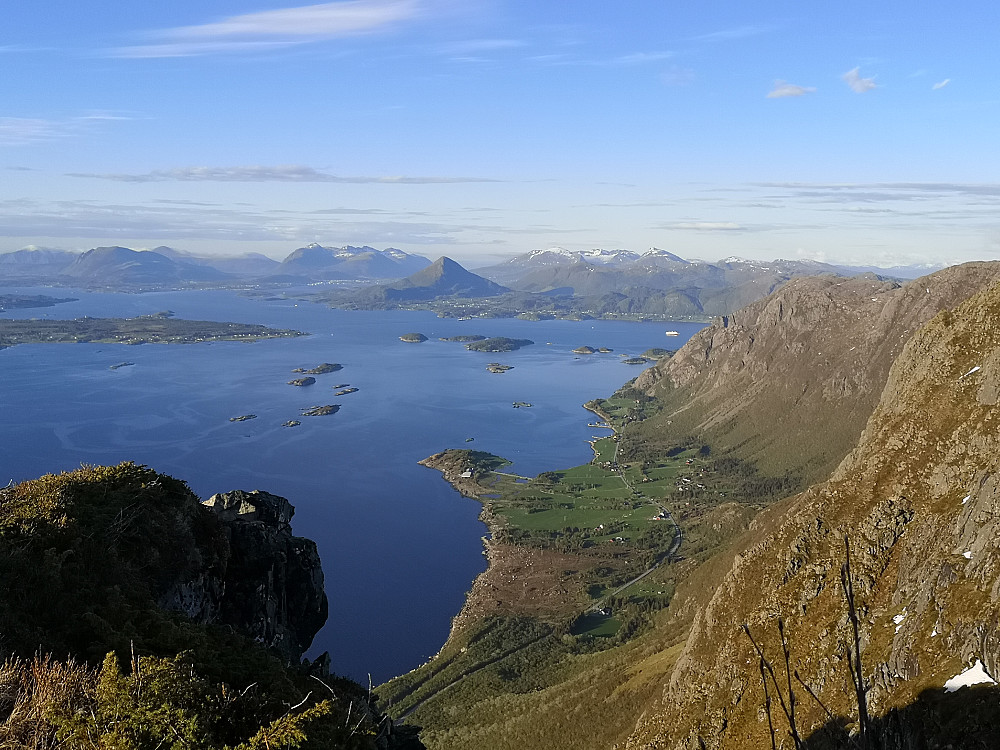 Jendemsfjellet midt i bildet. 