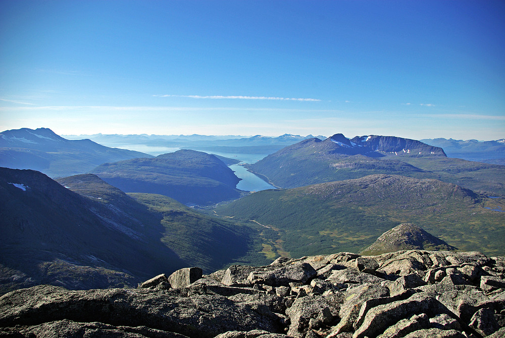 Utsikten fra toppen av Vomtind. Den sovende dronning til venstre, Beisfjordtøtta til høyre, og Stubbliklubben nede til høyre, med Durmålsfjellet (Rødtind) midt mellom