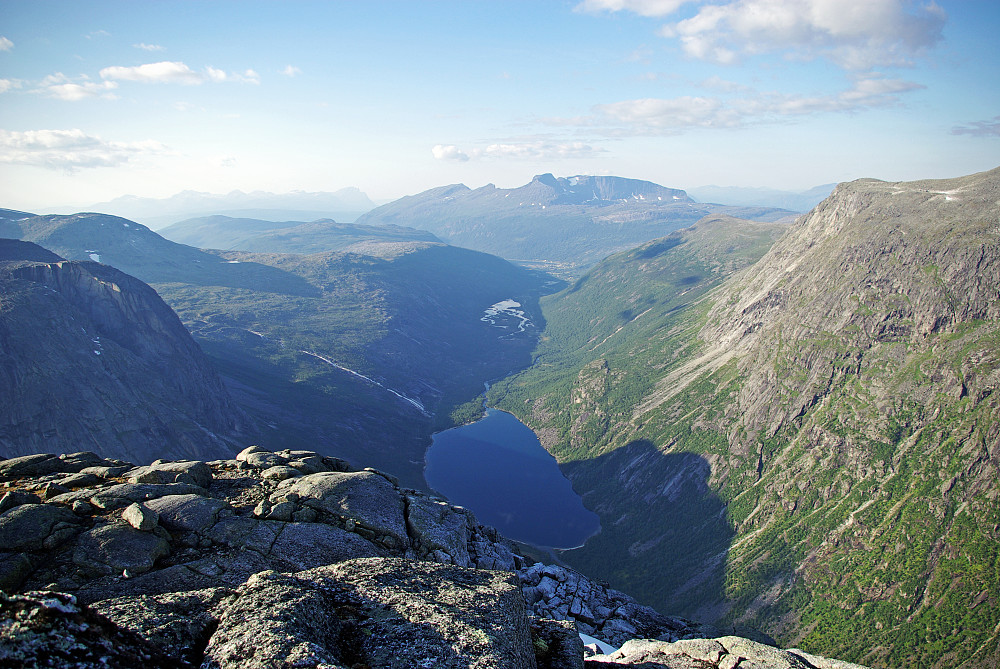 Utsikt fra Nihkečohkka mot Skamdalen og Beisfjord