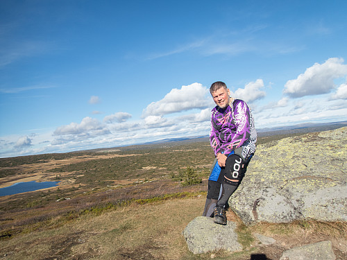 Pustepause og uhemmet nyting av utstikten på toppen av Kriksfjell før jeg skal møte kameratene mine og sykle opp til Hitfjell.