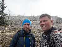 Litt av nattens snø og noe rim ligger oppover i lia. Bak oss ser vi det andre bratte partiet vi måtte opp før vi kunne ta første pausen.