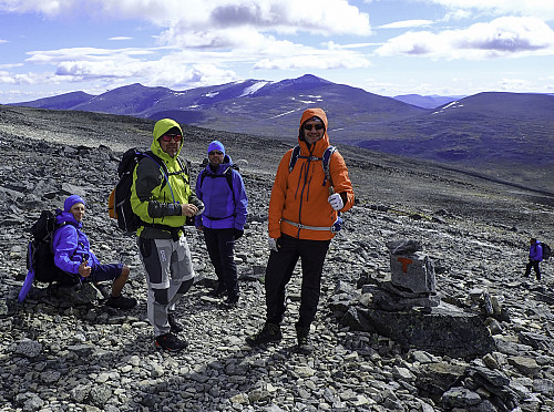 Etter at vi hadde passert 2000 meter var det siget inn en del skyer og toppunktet lå i tåke og snø, men vi hadde fortsatt sol.