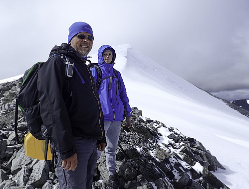 Jeg og Andreas like før vi skal starte på breen oppover. Fortsatt sol hos oss, men toppen ser man ikke.