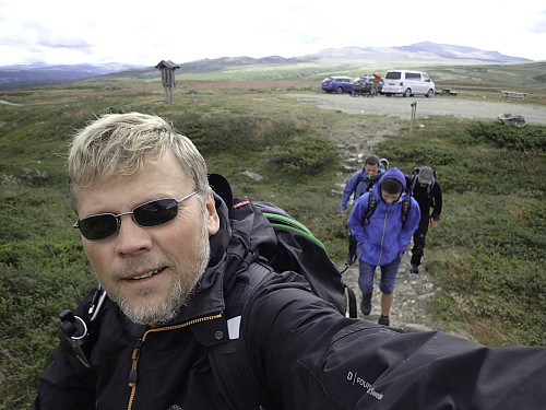 Vi legger i vei fra parkeringen.