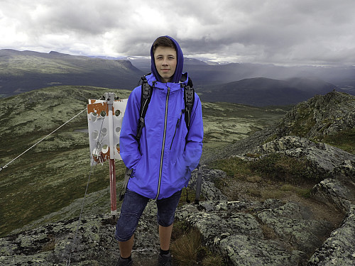 Andreas er på toppen av Steinhøe.