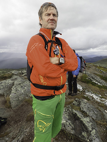 Roy Vidar, vår kjentmann, skuer utover fjellheimen. Ser en tanke tankefull ut der han står og nyter alt det flotte som Steinhøe er omgitt av.