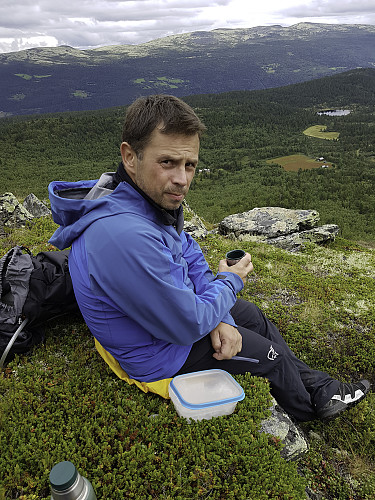 Ronny med medbrakt niste og kaffe på Vardhø.