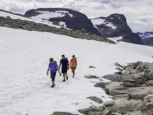 Litt snø til en aldri så liten, og kjærkommen, snøballkrig på vei oppover.