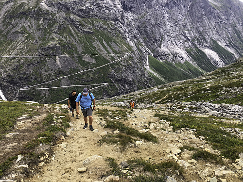 Uansett hvilken vei man snur seg underveis så er utsikten fantastisk flott. Her har vi Trollstigen bak oss, som vi ikke lenge før hadde kjørt opp.