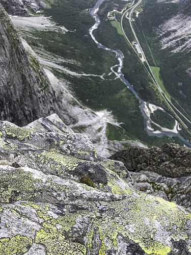 Brutalt sug i magen av å se ned mot Trollveggen Besøkssenter flere hundre meter under oss (var det 800 meter ned dit?)...