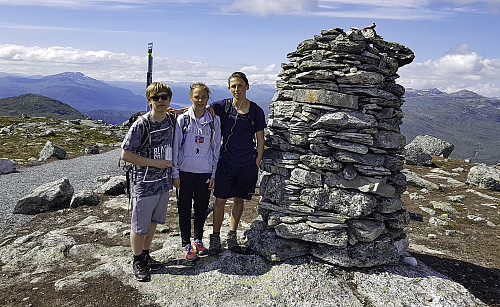 3 unger som syntes det var mer enn greit nok å slippe den lange turen i dag. Enkel tur til Skredfjellet.