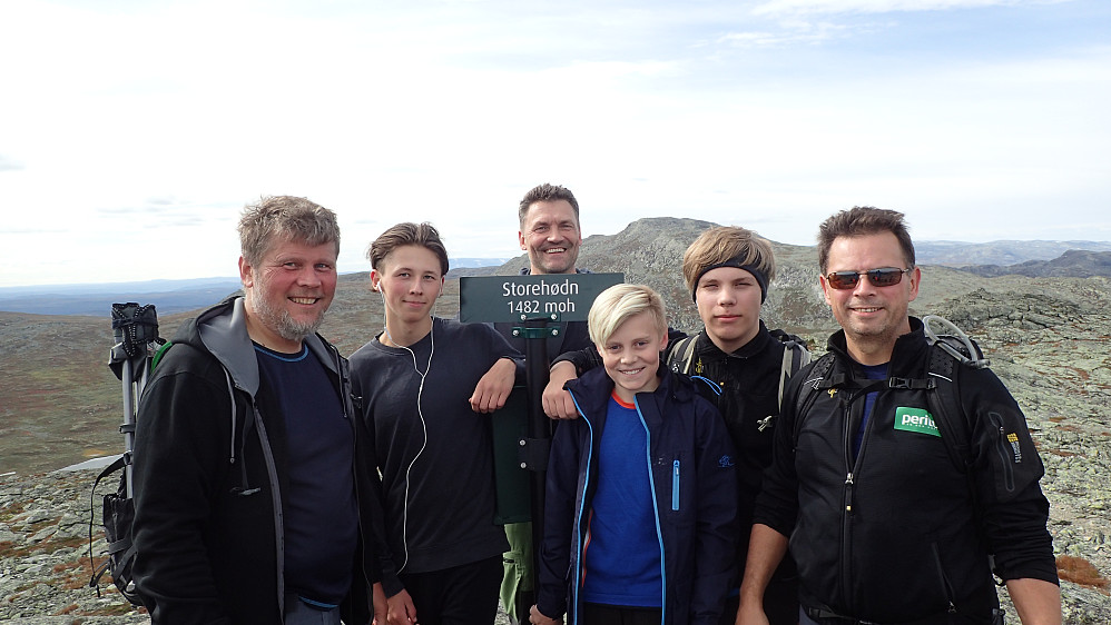 Hele gjengen, blide og slitne, på toppen av Storehødn (Storehorn). Fra venstre: Glenn (meg), Andreas, Tore (bak skiltet), Jacob, Mikkel og Ronny.
