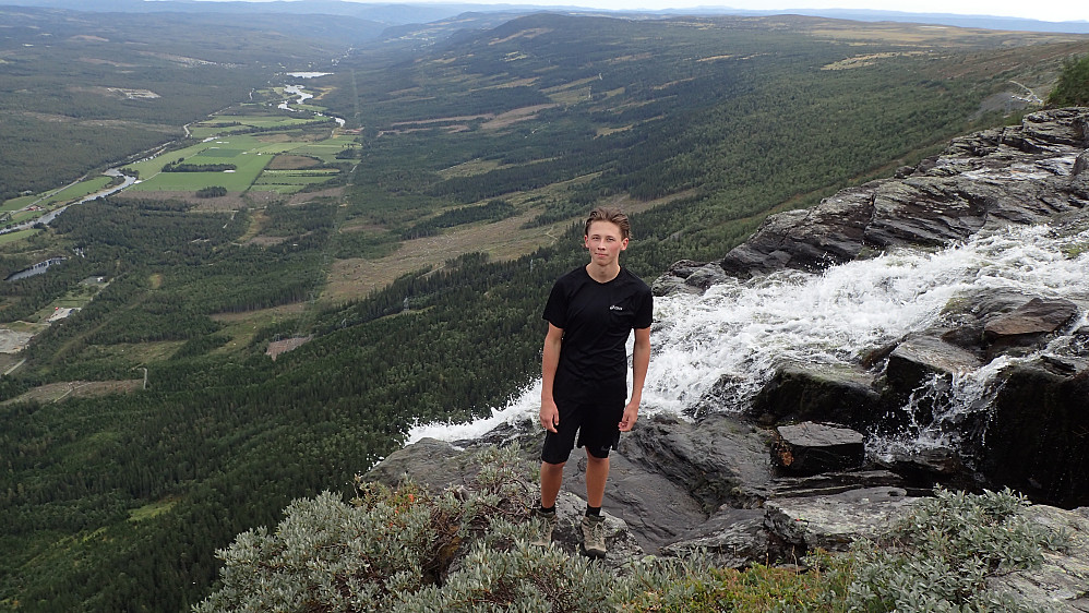 Bak Andreas renner Hydnefossen og ramler rett ned 160 meter. Ganske lite vann her for øyeblikket, så superheftig var det jo ikke... men litt stilig var det jo =)