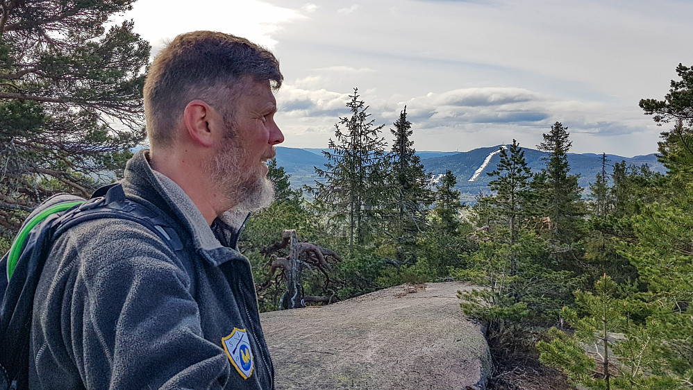 Man er nødt til å stoppe opp litt innimellom og kikke bak seg. For utsikten er flott. Her har vi Varingskollen i bakgrunnen.