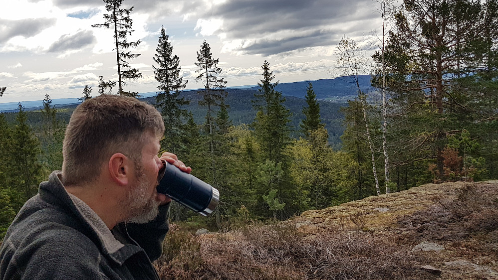 Særs viktig å fylle opp kroppen med kaffe. Her rett nedenfor toppunktet for å finne litt ly for vinden.