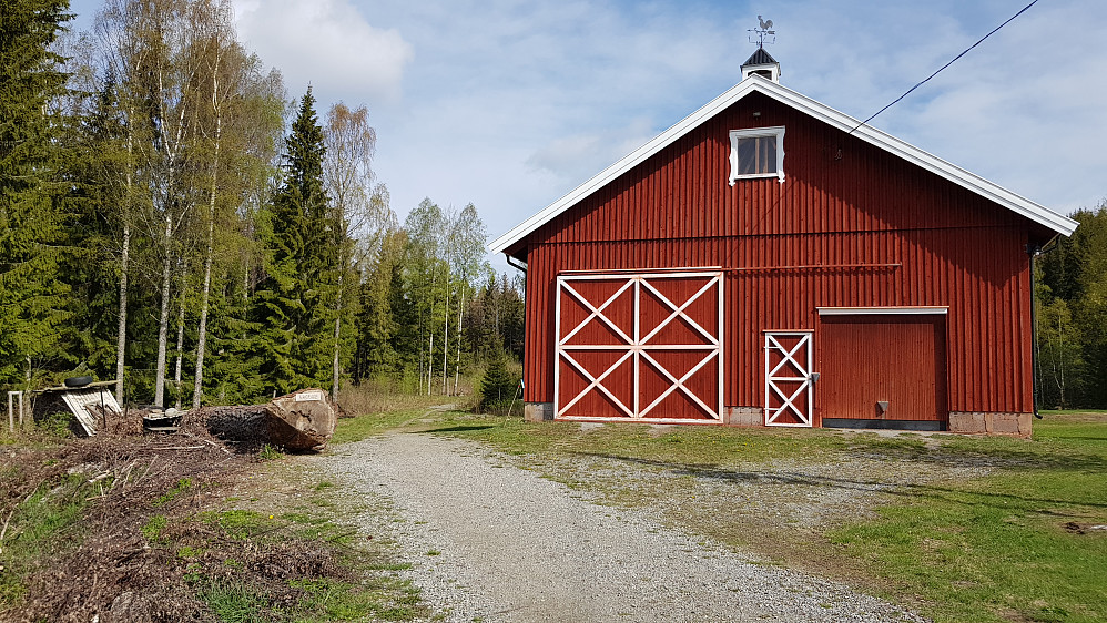 Rett bak denne låven skulle jeg holdt skrått til høyre 30 meter, så hadde det blitt en mindre svett tur.