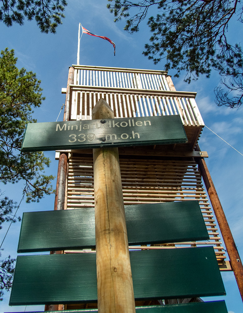 Tårnet ligger ca 150 meter i nordlig retning fra Peakbook-elementet. Går du bare noen få meter, i skiltet retning, så ser du tårnet ruve godt.