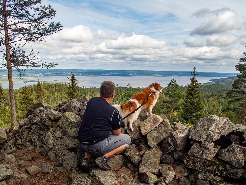 Fantastisk flott utsikt fra toppen. Det er en ruin av en gammel bygdeborg fra folkevandringstiden oppe på toppen.