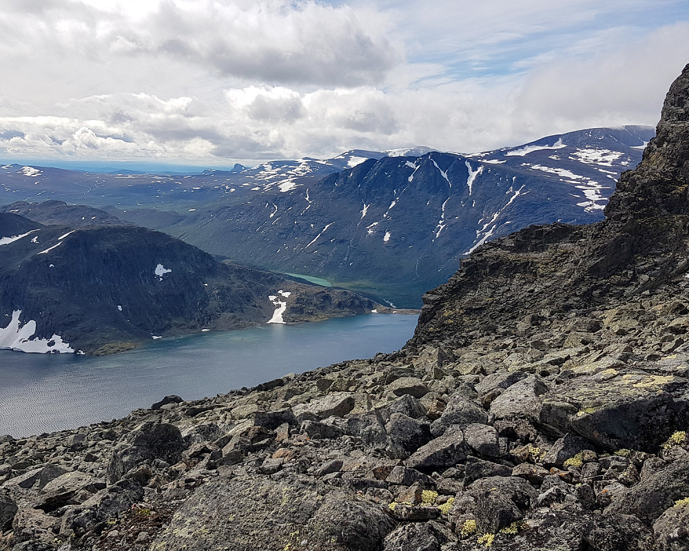 Besseggen sett fra ett punkt på vei opp mot Besshøe. Har fått høre at man herfra kan se flittige maur i kø oppover eggen, men måtte litt skuffet innse at det ikke var mange på vei opp der i dag.