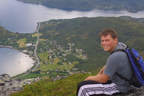 Med utsikt ned mot Sandå og Eidbukt på vei oppover.