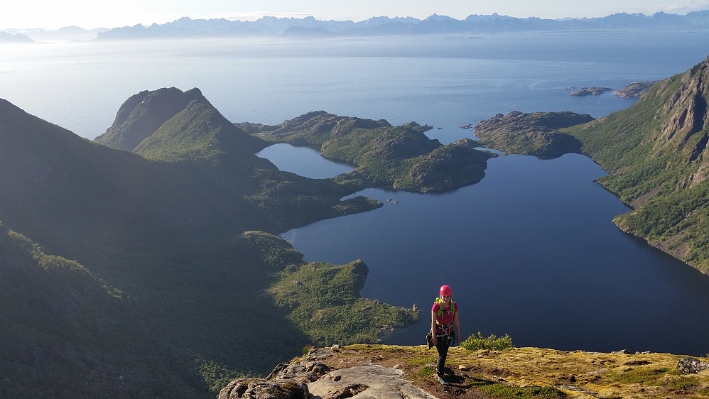 Siste biten med trasking til toppen med Lofotveggen i bakgrunnen.