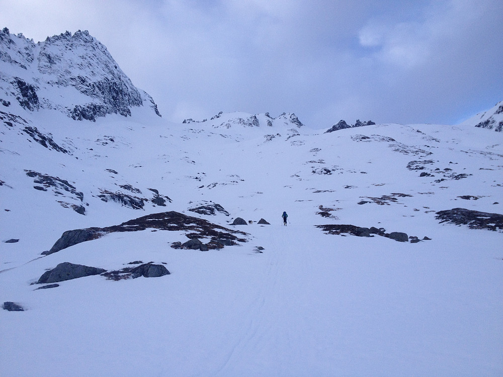 Litt lite snø enda, og noe avblåst opp Fladalen.